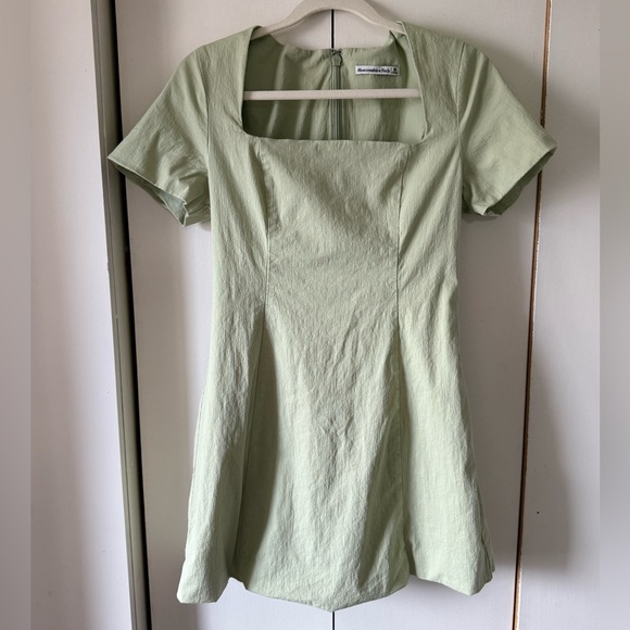 Abercrombie Short-Sleeve Stretch Mini Dress in Light Green Size Medium - Picture 3 of 6